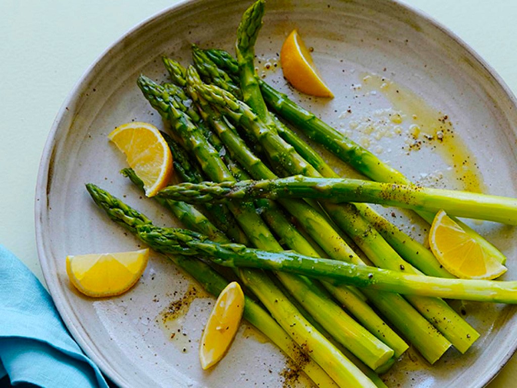 What method of cooking is best for preparing asparagus